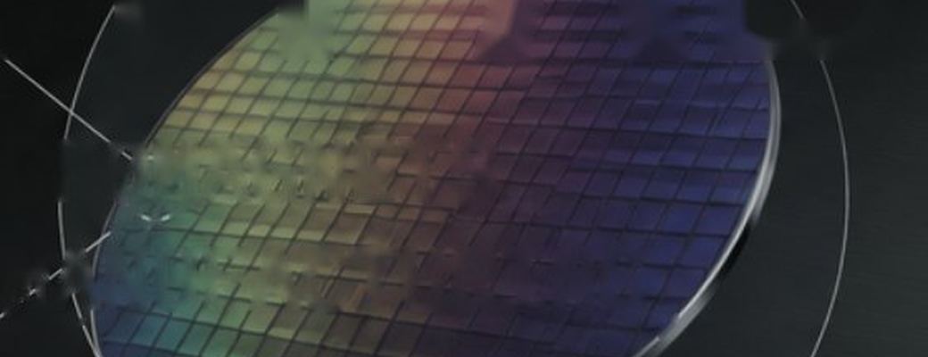 Mentions légales du site MagnetFab – wafer semi-conducteur illustrant les micro-aimants fabriqués sur wafer
